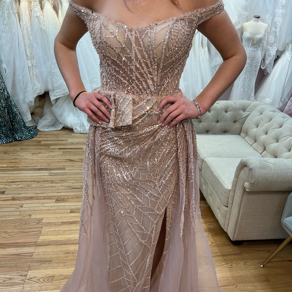 Luxurious off the shoulders fitted gown , with size slit and attached train